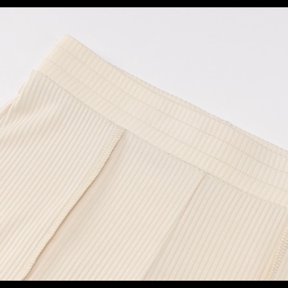 Backless croptop with high waisted leggings - Picture 6 of 7